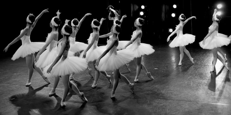 Filles habillées en blanc dansent le ballet