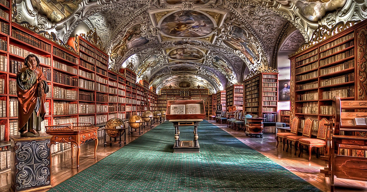 Intérieur Bibliothèque - grande allée avec étagères des livres